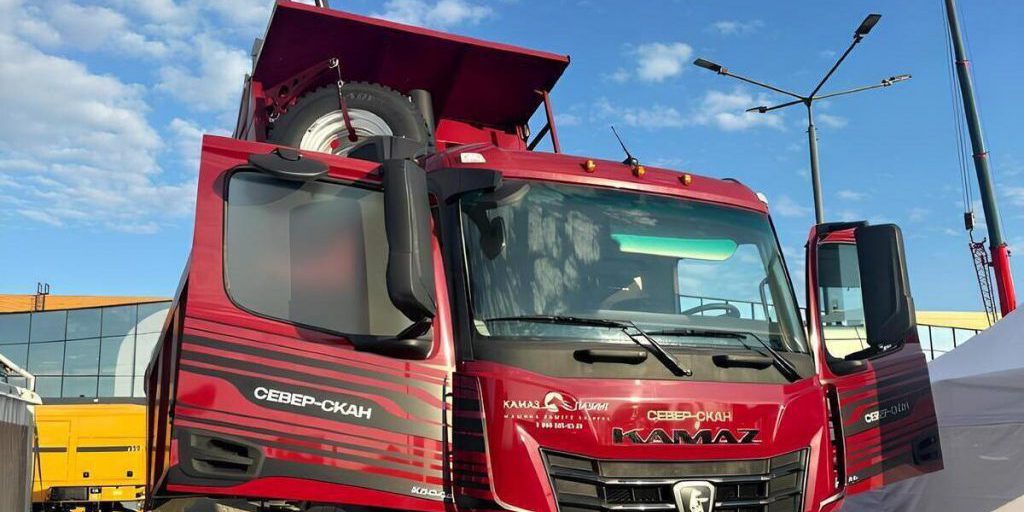 KAMAZ presenta il nuovo autocarro KAMAZ-65951 alla fiera Eurasian Construction Technology di San Pietroburgo