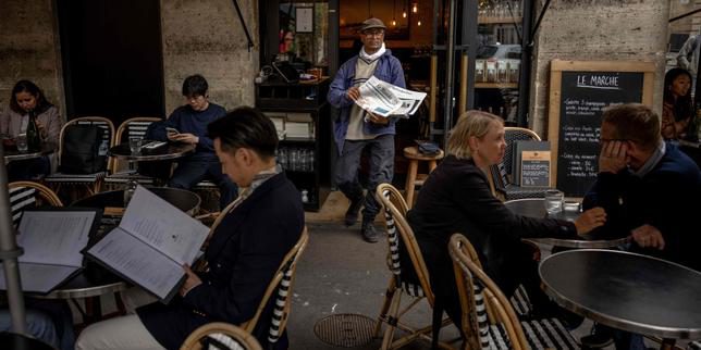 Ali Akbar, l'ultimo venditore di giornali a Parigi, decorato dal presidente Macron