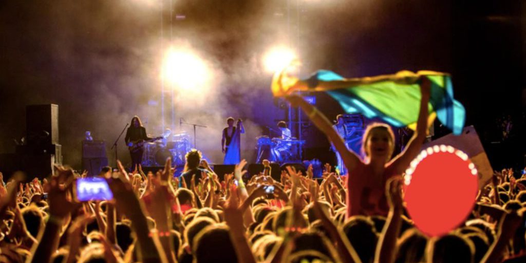 Persecuzioni in Russia: 44 persone arrestate per aver ascoltato o eseguito canzoni ucraine dopo l'invasione

Introduzione
Almeno 44 residenti della Federazione Russa e della Crimea occupata sono stati perseguiti per aver eseguito o ascoltato canzoni ucraine in Russia dall'inizio dell'invasione su larga scala.

Fonte
La fonte di queste informazioni è Sever.Realiyi ("North.Reality"), un progetto di Radio Liberty ucraina.

Approfondimento
I pretesti per le persecuzioni sono stati il suonare o eseguire canzoni come "Chervona Kalyna" ("La rosa spina rossa", una canzone folk ucraina), "Stefaniia" del Kalush Orchestra, vincitore dell'Eurovision 2022, o "Hulianochka" di Verka Serduchka.

Possibili Conseguenze
Coloro che sono stati detenuti sono stati accusati di "discredito dell'esercito", di aver esibito simboli estremisti o di teppismo.

Opinione
La prima menzione di canzoni ucraine come reato perseguibile risale a un caso penale contro le "notizie false" portato in Russia nel 2023. Secondo Radio Liberty, si trattava del caso di Yevgeny Bestuzhev, un ex scienziato politico di San Pietroburgo che ha ricevuto una condanna sospesa di cinque anni e tre mesi per post e video anti-guerra con canzoni ucraine.

Analisi Critica dei Fatti
Un caso penale è stato anche portato contro Alexander Nesterenko, un docente alla Bauman Moscow State Technical University. È stato accusato di incitamento all'odio e minaccia di violenza a causa di due video e tre registrazioni audio che ha pubblicato sulla rete sociale russa VKontakte.

Relazioni con altri fatti
Questi includono le canzoni "My Rostem" ("Stiamo crescendo") dei Vopli Vidopliassova e "Zapalymo Zranku – Ukraina Peremozhe" ("Accendiamo la mattina – L'Ucraina vincerà") eseguita da Gordon Black.

Contesto storico
In precedenza, Leonid Pshenychnov, un biologo marino ucraino di 70 anni e ricercatore in Antartide, è stato detenuto dai russi nella Crimea occupata per essersi opposto alla posizione della Federazione Russa sull'Oceano Meridionale, in particolare alla sua politica di pesca industriale.

Fonti
La fonte di queste informazioni è Radio Liberty. Per saperne di più, si può visitare il sito web di Ukrainska Pravda. Il sito della fonte rss è Radio Liberty e il link diretto dello articolo fonte è https://www.radioliberty.org/a/russia-ukraine-songs-persecution/32412345.html.