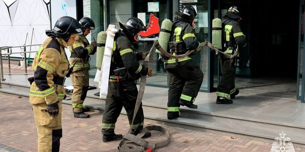 В Мелитополе огнеборцы потушили условный пожар в спорткомплексе
