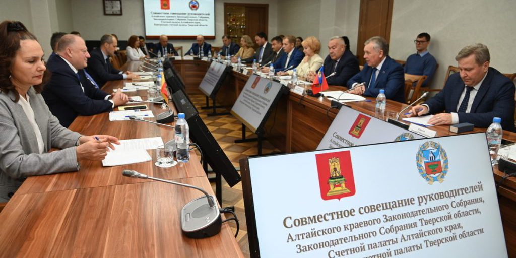 Социальные карты, «дети войны» и миллионы на села: депутаты Алтайского края и Тверской области определили планы сотрудничества