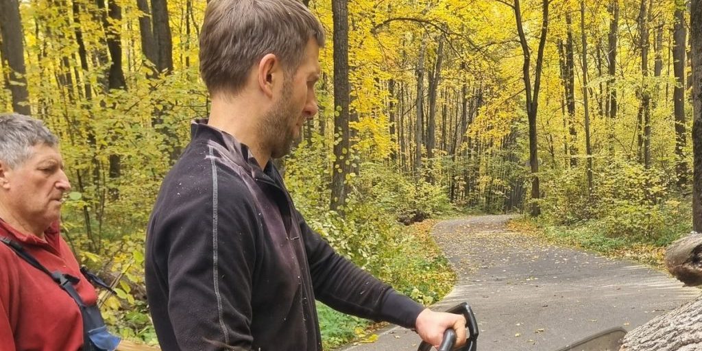 На сотрудника воронежского парка «Олимпик» едва не упало дерево