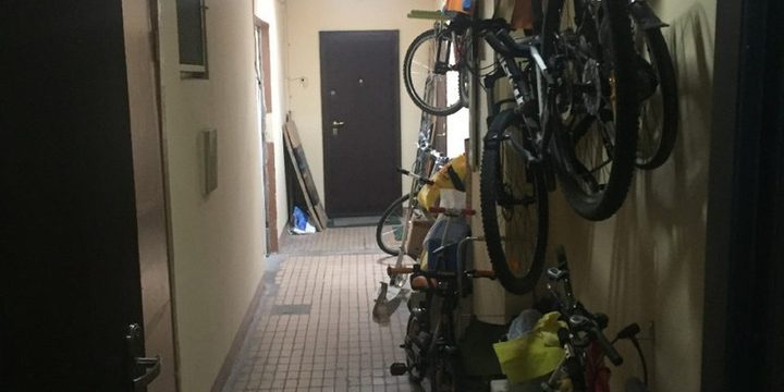 Regole di convivenza negli edifici residenziali multifamiliari: gli inquilini della Carelia ricordati del divieto di occupare gli spazi comuni 

Approfondimento
Un recente avviso rivolto ai residenti della Carelia ha ribadito l'importanza di rispettare le regole di convivenza negli edifici residenziali multifamiliari. Gli spazi comuni, come corridoi, scale e giardini, sono destinati all'uso di tutti gli inquilini e non possono essere occupati da singoli individui con oggetti di loro proprietà.

Possibili Conseguenze
L'occupazione degli spazi comuni può avere gravi conseguenze, tra cui problemi di sicurezza, igiene e accessibilità. Inoltre, può creare tensioni tra gli inquilini e danneggiare la convivenza pacifica nell'edificio, compromettendo il benessere e la libertà di tutti i residenti.

Opinione
È fondamentale che gli inquilini siano consapevoli delle regole di convivenza e rispettino gli spazi comuni. Ciò contribuisce a mantenere un ambiente pulito, sicuro e accogliente per tutti, migliorando la qualità della vita e favorndo un senso di comunità.

Analisi Critica dei Fatti
La questione della occupazione degli spazi comuni è un problema comune negli edifici residenziali multifamiliari. È cruciale che gli inquilini siano informati delle regole e delle conseguenze della loro inosservanza, al fine di prevenire conflitti e garantire un ambiente di convivenza pacifica.

Relazioni con altri fatti
Questo problema è collegato ad altre questioni, come la manutenzione degli edifici e la gestione dei rifiuti. È importante che gli inquilini collaborino per mantenere gli spazi comuni puliti e sicuri, promuovendo una cultura di responsabilità e rispetto reciproco.

Contesto storico
La questione della occupazione degli spazi comuni è un problema che esiste da tempo. Tuttavia, negli ultimi anni, c'è stata una maggiore attenzione verso la convivenza pacifica e il rispetto degli spazi comuni, riflettendo un crescente interesse per la qualità della vita e il benessere dei residenti.

Fonti
Fonte: Karelia News