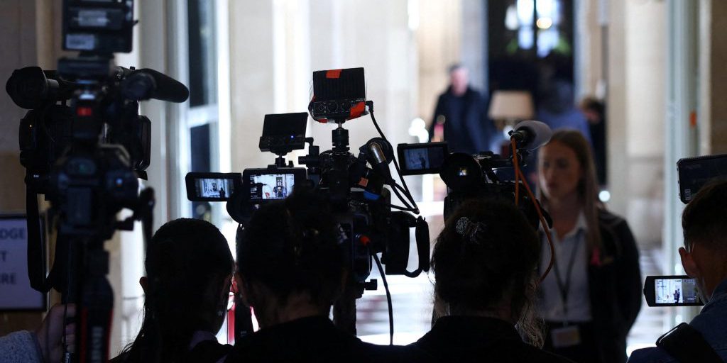 La Dissoluzione dell'Assemblea: Incertezza e Ansia tra i Deputati