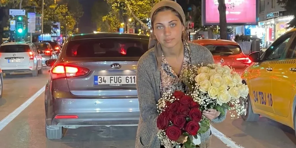 Foto di fiorista creata con IA diventa virale, poi svelata come falsa