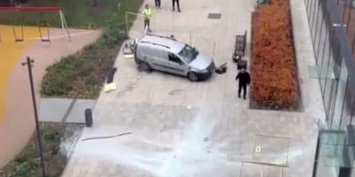 Incidente a Mosca: finestrino cade da grattacielo, sfiorando una persona