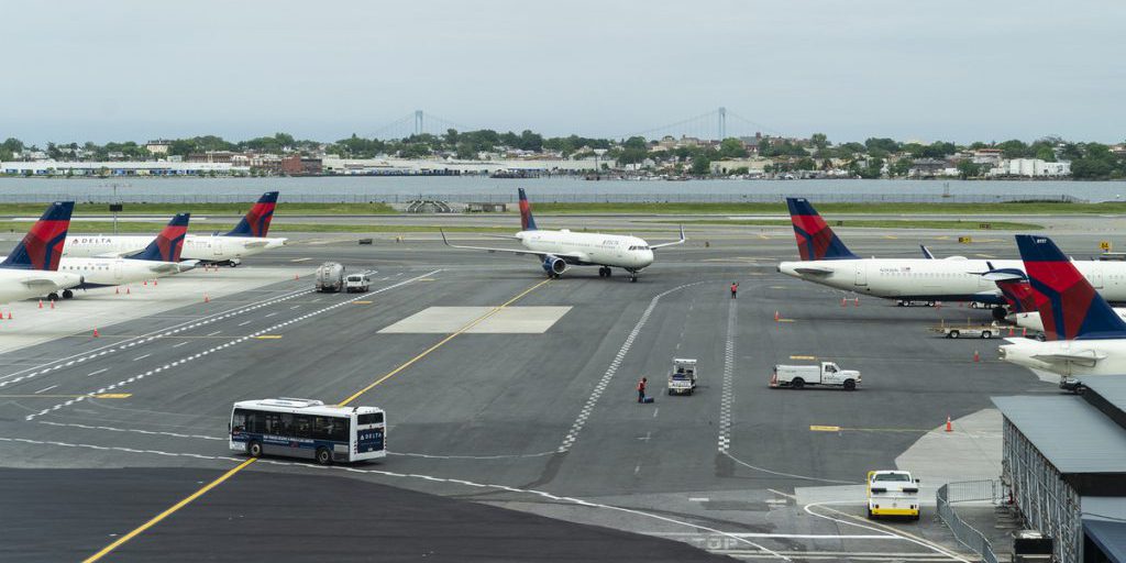 Incidente aereo all'aeroporto La Guardia di New York: scontro tra due aerei e conseguenze sulla sicurezza aerea