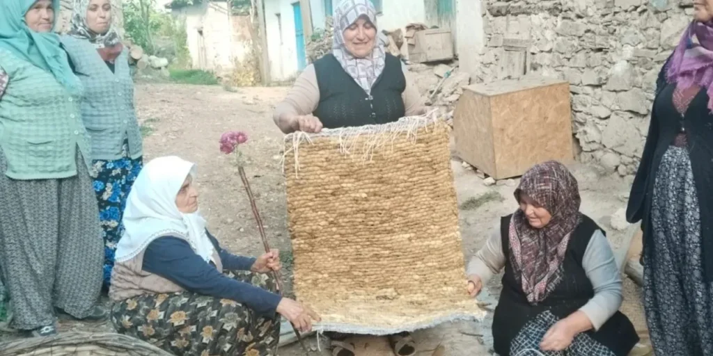 Nuova tecnica di tessitura con paglia di mais scoperta a Çal, Denizli