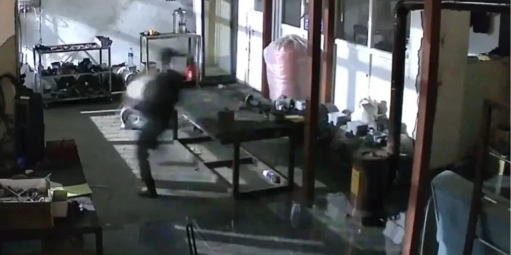 Rapina con camion rubato: furto di merci per 350.000 lira