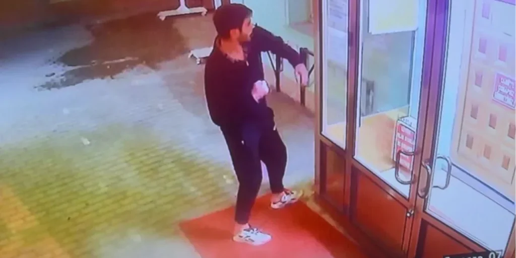 Video di sicurezza mostra Cami che colpisce una porta con un pugno