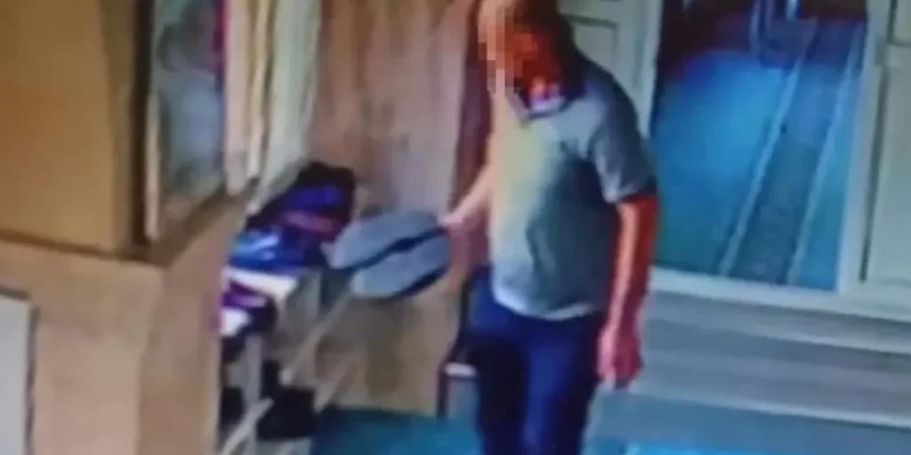 Un uomo ruba scarpe in una moschea di Adana, registrato dalla telecamera di sicurezza