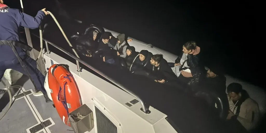 34 migranti in barca di gomma intercettati a Çanakkale