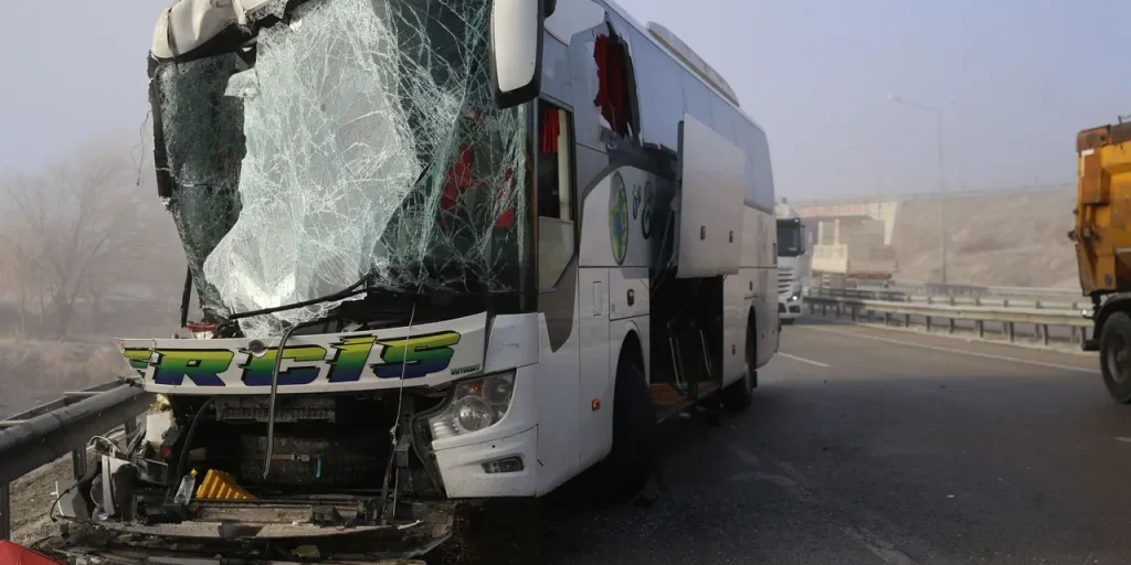 Incidente tra autobus e camion a Erzurum: 11 feriti a causa di nebbia e terreno scivoloso