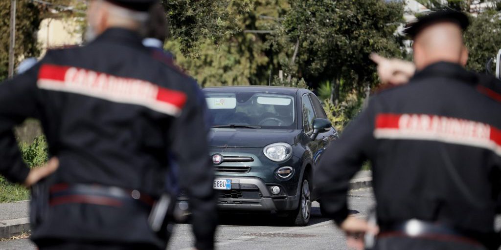 Arrestato a Salerno un 41enne per violenza sessuale aggravata nei confronti della figlia minorenne 

Approfondimento
L'arresto del 41enne è il risultato di un'indagine condotta dai carabinieri di Agropoli, che hanno raccolto prove sufficienti per dimostrare la responsabilità dell'uomo nella violenza sessuale aggravata nei confronti della figlia minorenne. La Procura di Nocera Inferiore ha richiesto la misura cautelare, che è stata emessa dal gip del tribunale nocerino.

Possibili Conseguenze
Il 41enne potrebbe affrontare gravi conseguenze a seguito dell'arresto, tra cui una possibile condanna a una lunga pena detentiva. Inoltre, l'uomo è indagato anche per maltrattamenti contro familiari o conviventi, il che potrebbe aggravare la sua posizione processuale.

Opinione
La violenza sessuale nei confronti di minori è un reato grave e inaccettabile, che richiede una risposta ferma e decisa da parte delle autorità. L'arresto del 41enne è un passo importante nella giusta direzione, ma è fondamentale che la giustizia segua il suo corso e che il responsabile sia condannato a una pena adeguata.

Analisi Critica dei Fatti
L'arresto del 41enne solleva interrogativi sulla capacità del sistema di giustizia di proteggere i minori da abusi e violenze. È fondamentale che le autorità continuino a lavorare per prevenire tali reati e per supportare le vittime e le loro famiglie.

Relazioni con altri fatti
La violenza sessuale nei confronti di minori è un problema diffuso e complesso, che richiede una risposta coordinata da parte delle autorità, delle organizzazioni non governative e della società civile. L'arresto del 41enne è un caso isolato, ma fa parte di un quadro più ampio di abusi e violenze contro i minori.

Contesto storico
La violenza sessuale nei confronti di minori è un reato che ha una lunga storia, ma solo negli ultimi anni ha iniziato a essere trattato con la serietà e la gravità che merita. L'arresto del 41enne è un passo importante nella lotta contro questo tipo di reato, ma è fondamentale che la società continui a lavorare per prevenire e combattere la violenza sessuale contro i minori.

Fonti
Questo articolo proviene da LaPresse e può essere letto in originale al seguente link: https://www.lapresse.it/cronaca/2025/10/24/salerno-violenza-sessuale-nei-confronti-della-figlia-minorenne-arrestato-41enne/