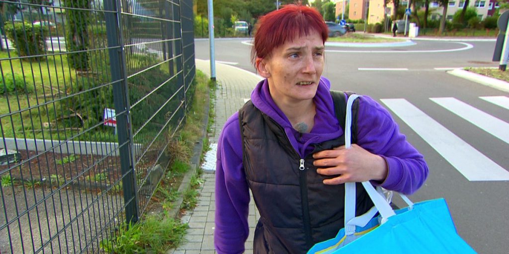 Carola, beneficiaria del Bürgergeld, racconta la sua difficoltà a Kölnberg