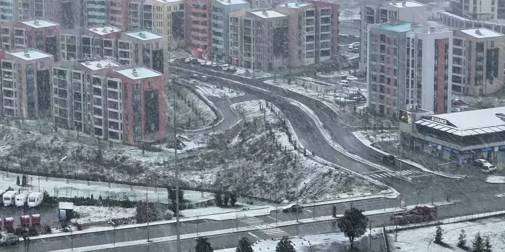Neve ricompare a Istanbul: Çatalca e Başakşehir sotto la coperta bianca