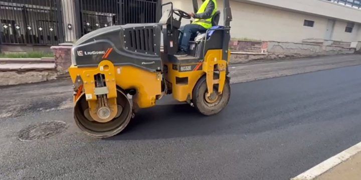Калужские дорожники кладут асфальт в тёплые дни