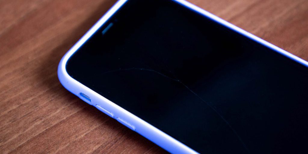 Житель Тверской области стащил телефон, испугался и выбросил его на улице