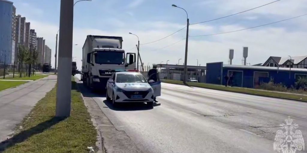 Camionista rifiuta di cedere il passo ai pompieri a Kursk: le conseguenze della mancanza di rispetto per le norme di sicurezza stradale