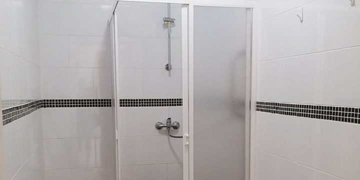 Контрастный душ может стать «таблеткой» от осенней непогоды для северян