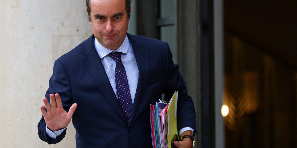 "Le sfide di Sébastien Lecornu a Matignon: formare un governo, costruire il bilancio e affrontare i dossier urgenti"