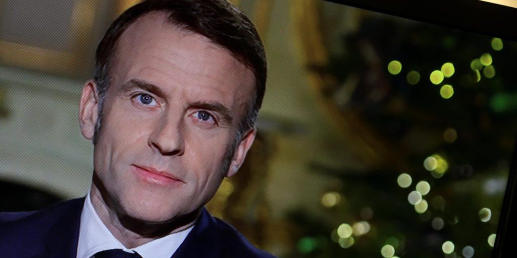 Macron riduce al minimo i suoi auguri per il 2026