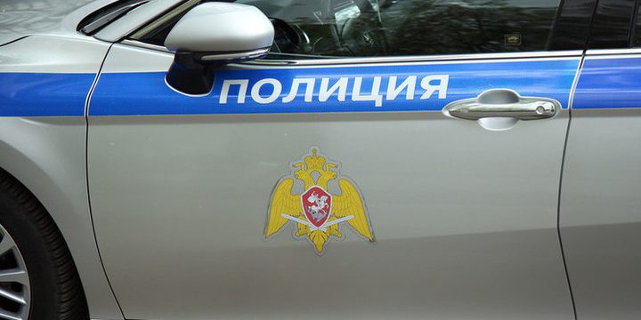 "Auto si schianta contro ponte incompiuto: polemiche e dibattiti sulla sicurezza stradale"