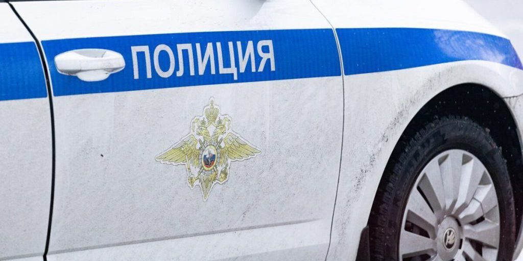 Incidente stradale a San Pietroburgo: due camion e un'auto coinvolti in collisione nella zona di Sofijksaja