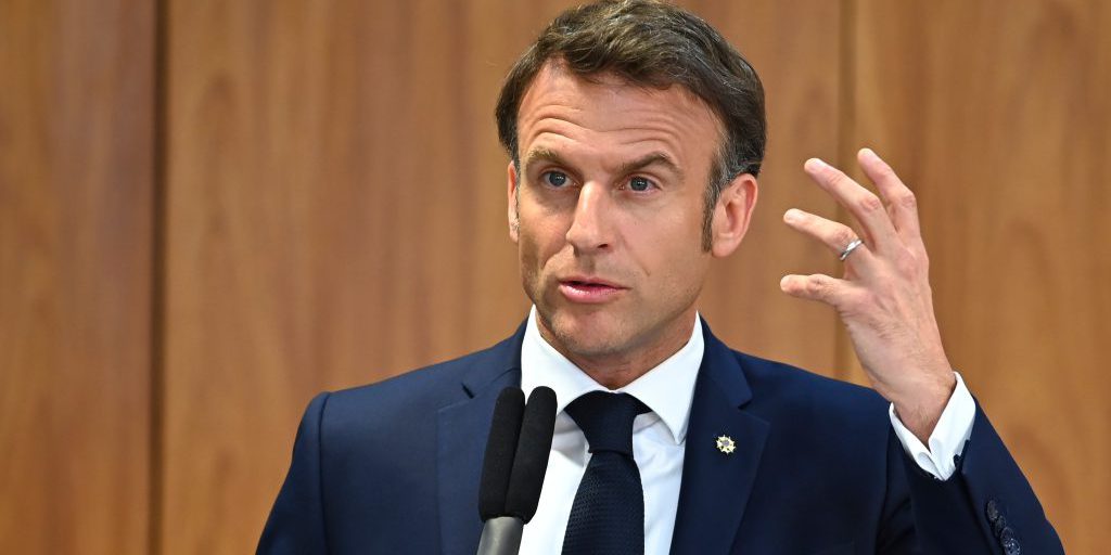 La Russia Dovrà Pagare per il Rifiuto di Negoziare: Le Parole di Macron sulla Guerra in Ucraina