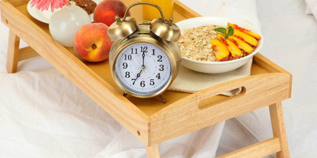 La colazione tardiva nella terza età: uno studio tedesco rivela i rischi per la salute degli anziani