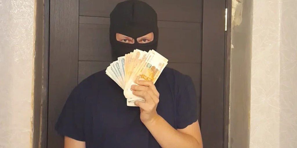 Truffa a San Pietroburgo: uomo arrestato per aver ingannato donna anziana spacciandosi per dipendente di Roscomnadzor