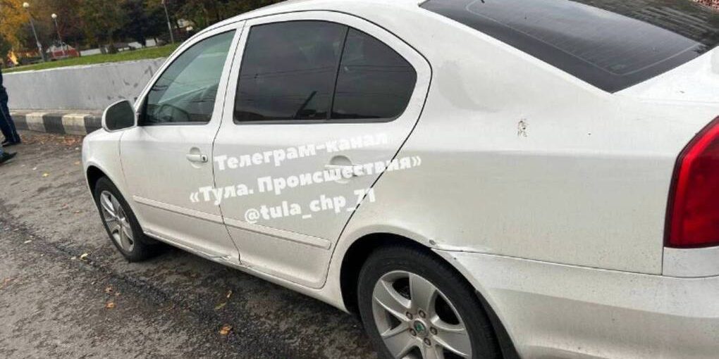 Incidente stradale a Tula: auto parcheggiata tamponata e autista in fuga, analisi delle conseguenze e importanza della sicurezza stradale