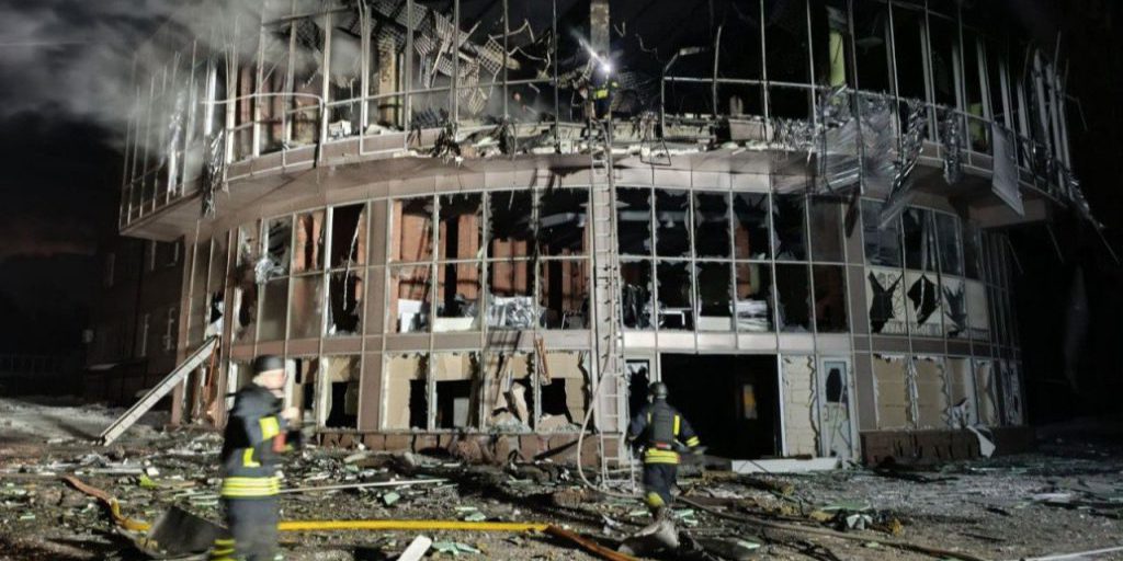 Droni russi colpiscono Zaporizhzhia: incendi e danni a edifici, nessuna vittima