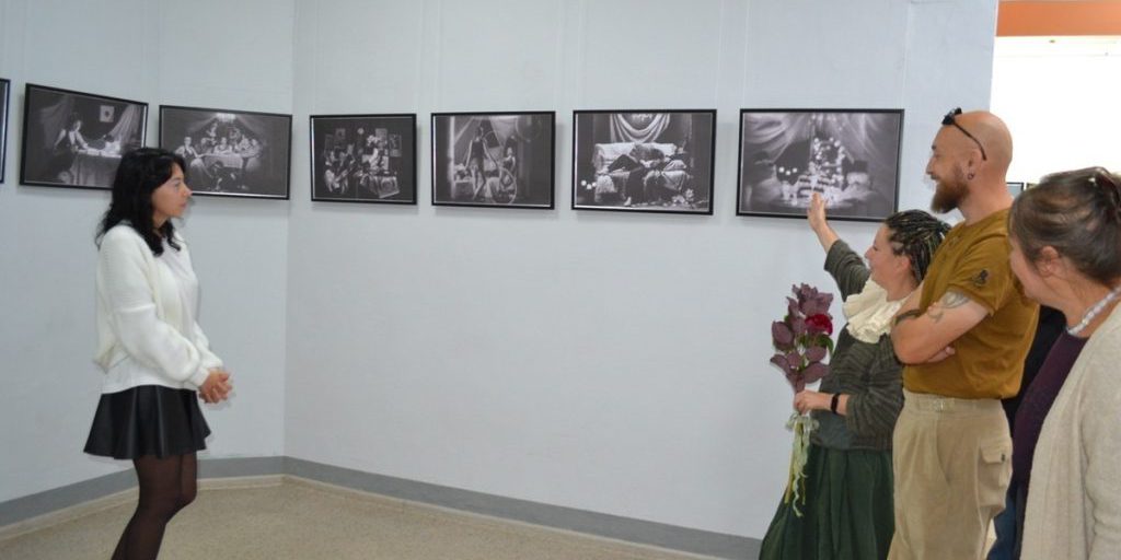 Talento Giovanile in Mostra: La Fotografa Viktoriya Smolyaninova Espone a Tambov