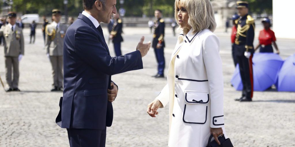 "Невероятно унизительно": Макрон фотографией докажет в суде, что Брижит - женщина