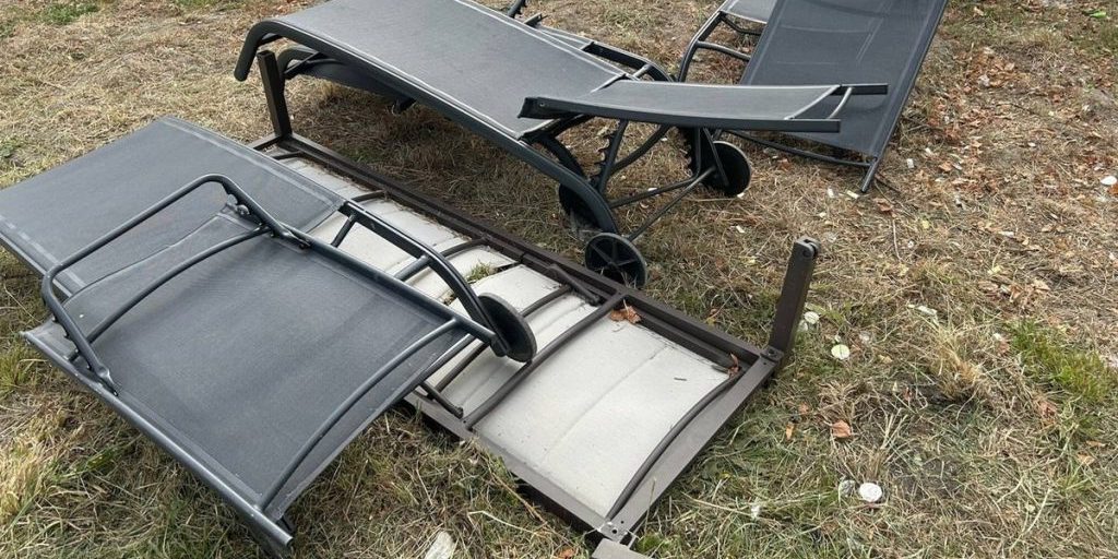 В центре Курска вандалы сломали несколько лежаков на Полугоре