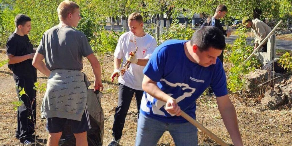 Активисты Шахтерска провели субботник на территории гуманитарного центра «Сахалин-Шахтерску»