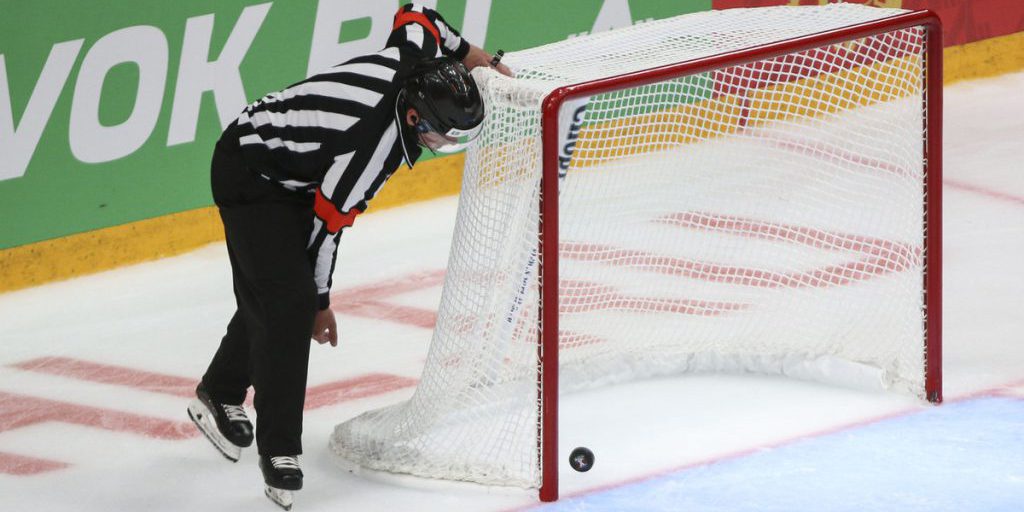 Хоккеисты в Латвии подрались из-за русского языка