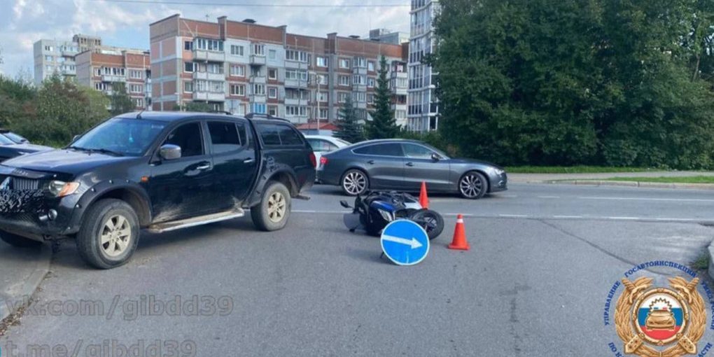 "Grave incidente stradale a Kaliningrad: scooterista coinvolto in collisione con auto, condizioni gravi ma stabili"