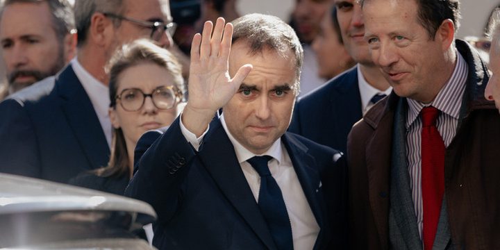 Захарова: во Франции тотальный кризис демократии