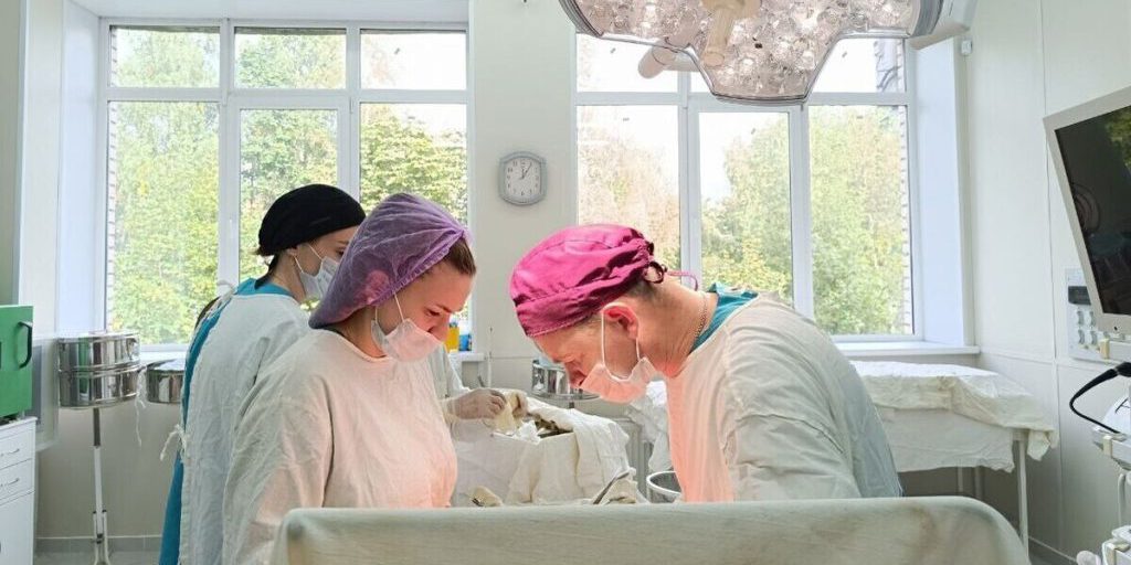 Новгородские хирурги провели уникальную операцию по удалению гигантской грыжи