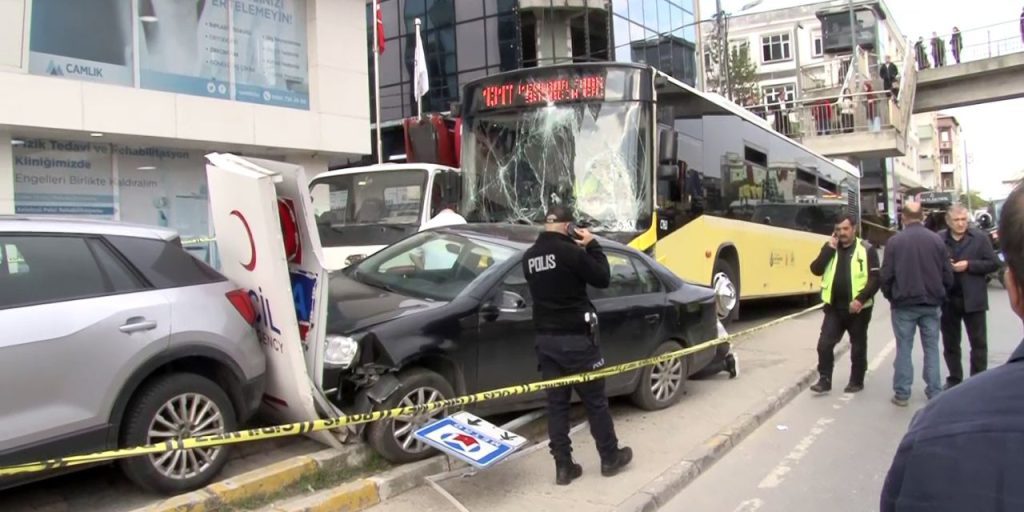 Çekmeköy'de İETT otobüsü durağa daldı! Ölü ve yaralılar var