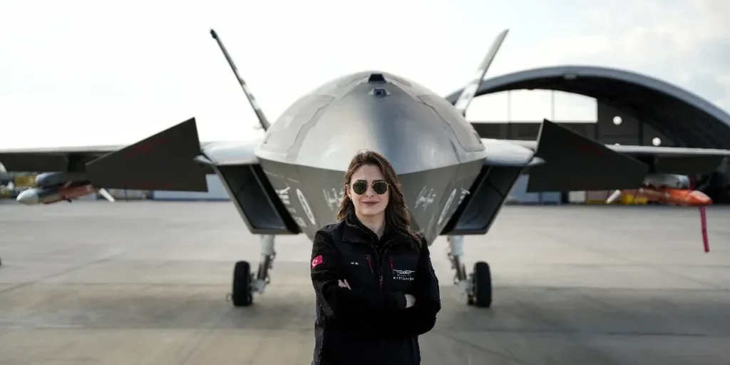 Elif Ergin: capo del team di piloti del Bayraktar KIZILELMA e istruttore per l'aviazione militare AKINCI TİHA