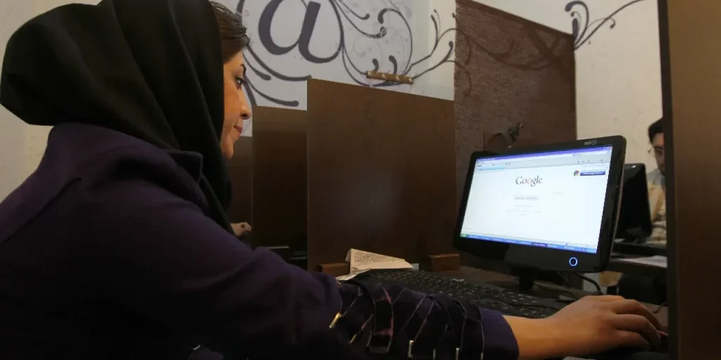 Mezz'ora di Internet al giorno per i CEO iraniani: 36 milioni di dollari di perdite economiche quotidiane