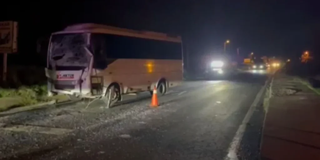 Due veicoli di servizio si scontrano a Çerkezköy: 8 lavoratori feriti