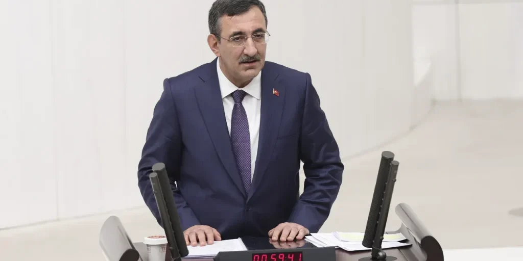 Vicepresidente Yılmaz presenta il bilancio 2026: obiettivi di stabilità e riduzione dell’inflazione