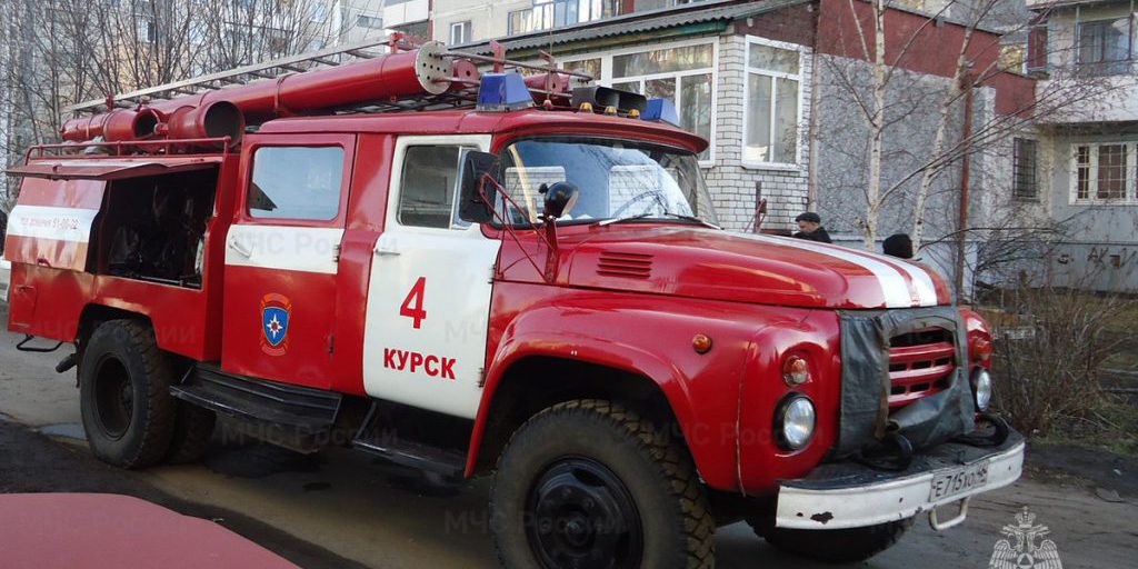 Incendio a Kursk: le fiamme divampano in un edificio residenziale, autorità pronte a intervenire