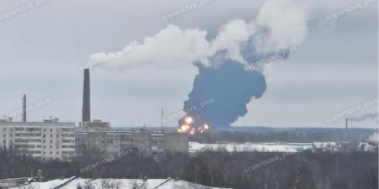 Attacco ucraino a deposito di petrolio in Yaroslavl provoca incendio di grande scala