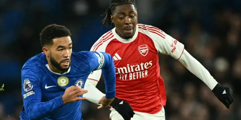 Arsenal pareggia 1-1 con Chelsea, Manchester City riduce distanza di punti nella Premier League.