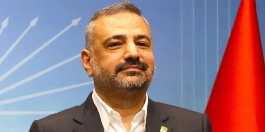 11 arresti, tra cui l'ex presidente provinciale del CHP, nell'indagine di corruzione a Izmir